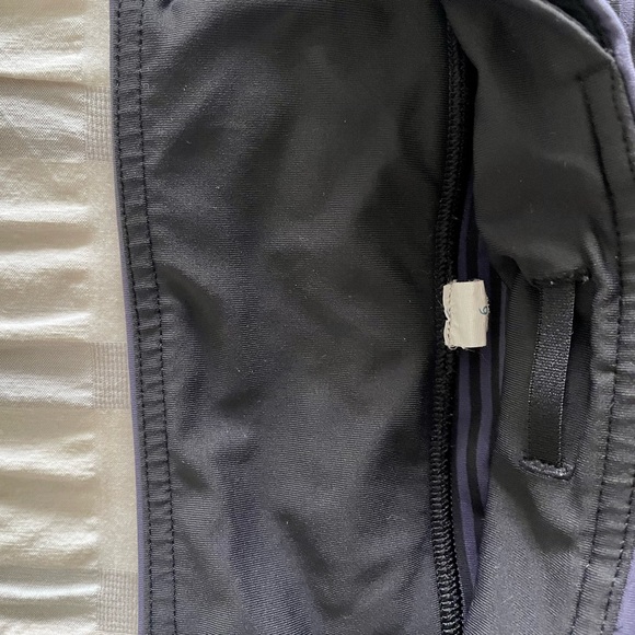 Rare Lululemon black/purple stripe leggings with trim on calf. Size 6 Mint Cond - Picture 10 of 11